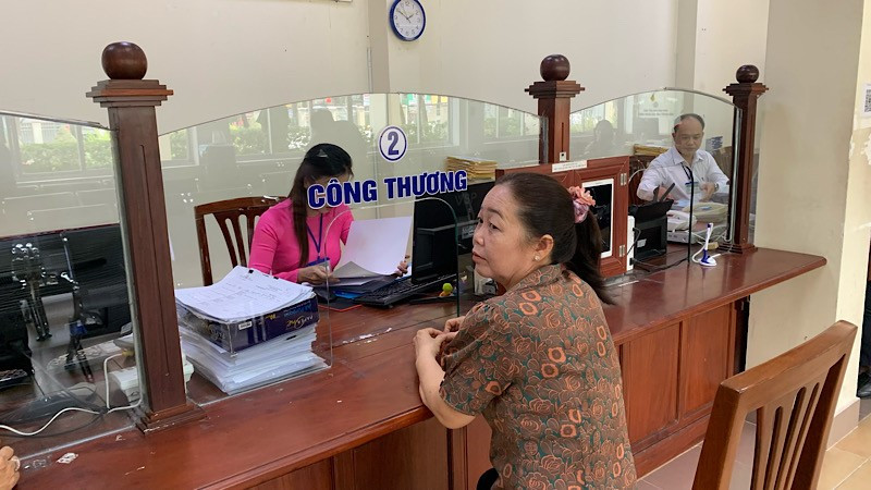 Công chức phường Ninh Kiều, thành phố Cần Thơ giải quyết thủ tục hành chính cho người dân sau sáp nhập.