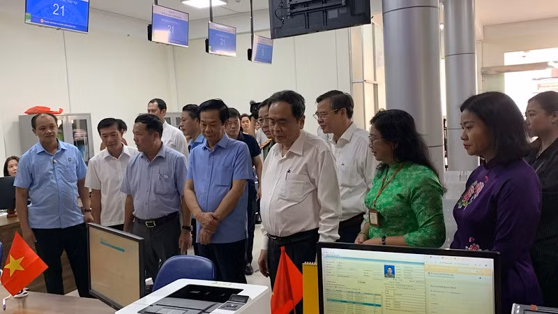 Chủ tịch Quốc hội Trần Thanh Mẫn và lãnh đạo thành phố Cần Thơ kiểm tra hoạt động Trung tâm phục vụ hành chính công thành phố.