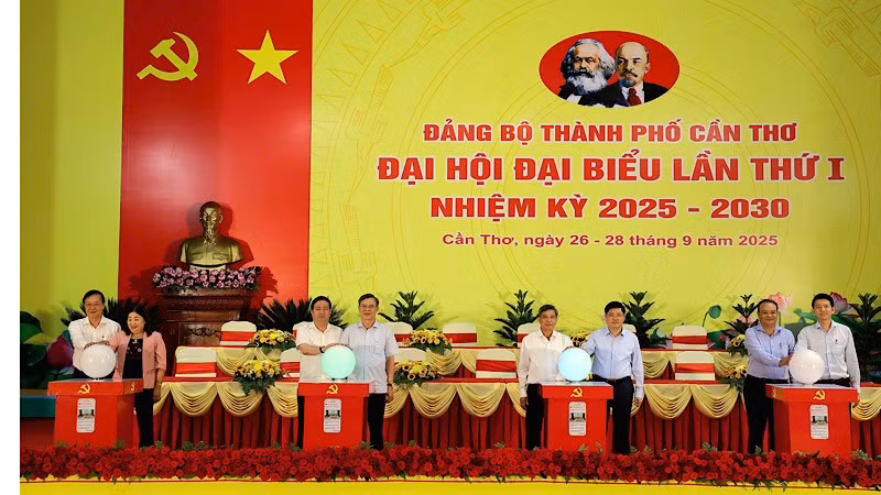 Lãnh đạo Thành ủy Cần Thơ công bố ứng dụng phục vụ Đại hội Đảng bộ thành phố.