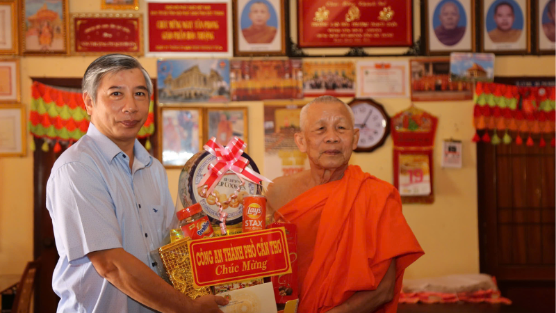 Lãnh đạo Công an thành phố Cần Thơ thăm, tặng quà Hòa thượng Thạch Huôn, Trụ trì chùa Prey Chóp nhân dịp Lễ Sene Dolta năm 2025.
