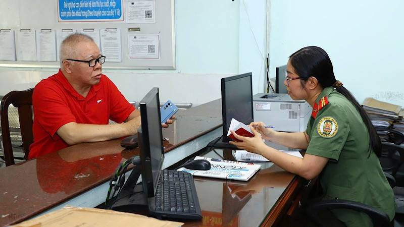 Công an thành phố Cần Thơ làm thủ tục cấp tài khoản định danh điện tử cho người nước ngoài.