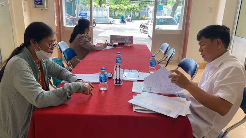 Lãnh đạo Ủy ban nhân dân phường Tân An hướng dẫn giải quyết thủ tục hành chính cho người dân sáng 1/7.