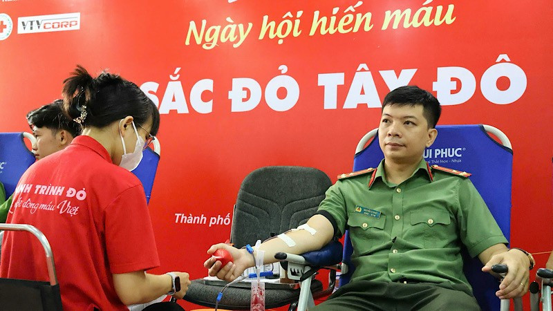 Công an thành phố Cần Thơ tham gia hiến máu tình nguyện.