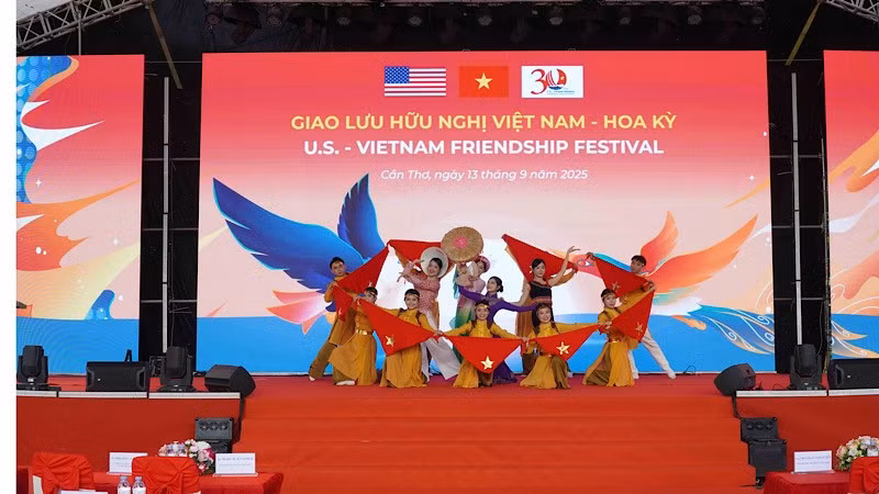 Biểu diễn văn nghệ tại chương trình giao lưu hữu nghị Việt-Mỹ.