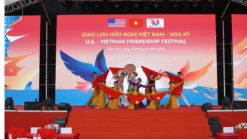 Biểu diễn văn nghệ tại chương trình giao lưu hữu nghị Việt-Mỹ.