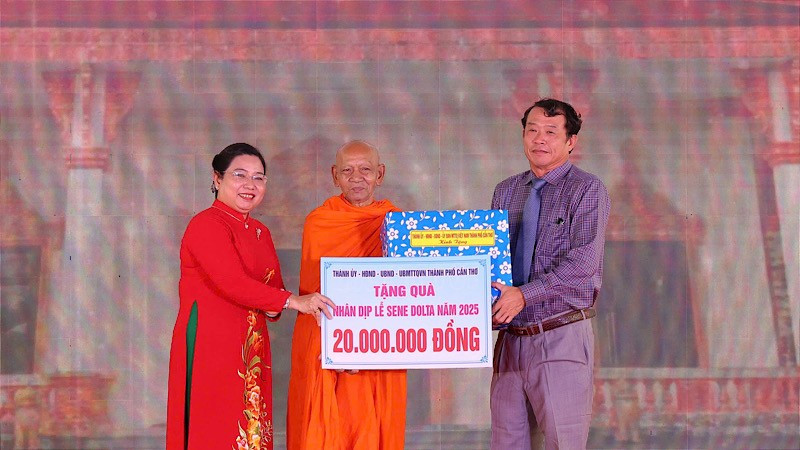 Lãnh đạo thành phố Cần Thơ tặng quà Học viện Phật giáo Nam tông Khmer tại Cần Thơ.
