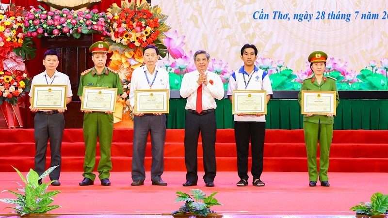 Lãnh đạo thành phố Cần Thơ trao bằng khen cho các tập thể, cá nhân tiêu biểu.