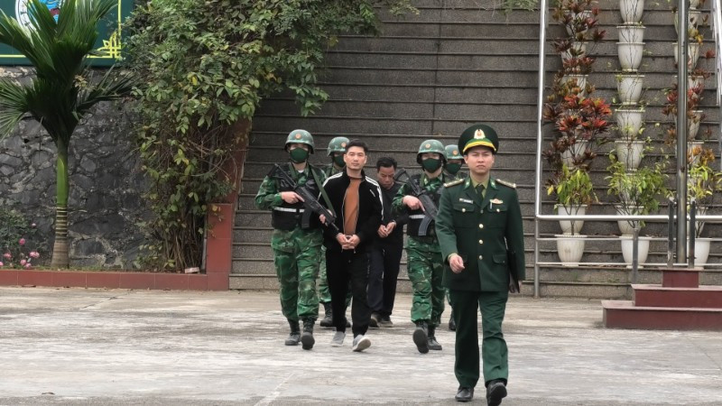 Áp giải các đối tượng vận chuyển ngoại tệ qua biên giới.