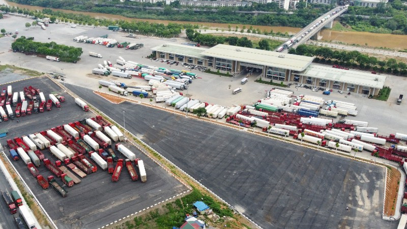 Hàng hóa chuẩn bị xuất khẩu qua Cửa khẩu Quốc tế đường bộ số II Kim Thành (Lào Cai).