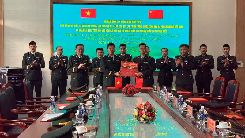 Trưởng đoàn đại biểu 3 đồn Biên phòng tỉnh Lào Cai tặng quà trưởng đoàn Trạm hội ngộ hội đàm Hà Khẩu.