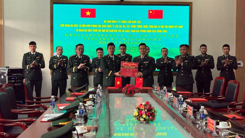 Trưởng đoàn đại biểu 3 đồn Biên phòng tỉnh Lào Cai tặng quà trưởng đoàn Trạm hội ngộ hội đàm Hà Khẩu.