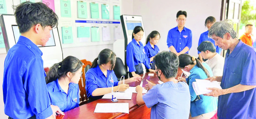 Mầu áo xanh tình nguyện tại Trung tâm Phục vụ hành chính công các xã, phường, đặc khu ở Lâm Đồng.