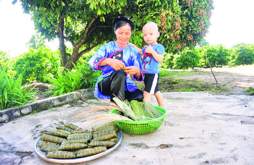 Những mẻ bánh tro mới ra lò của đồng bào dân tộc Nùng tại Tây Nguyên.