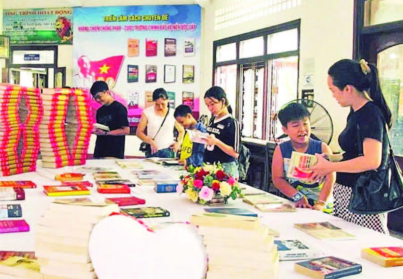 Một góc tại không gian trưng bày sách chủ đề “Mốc son lịch sử”.