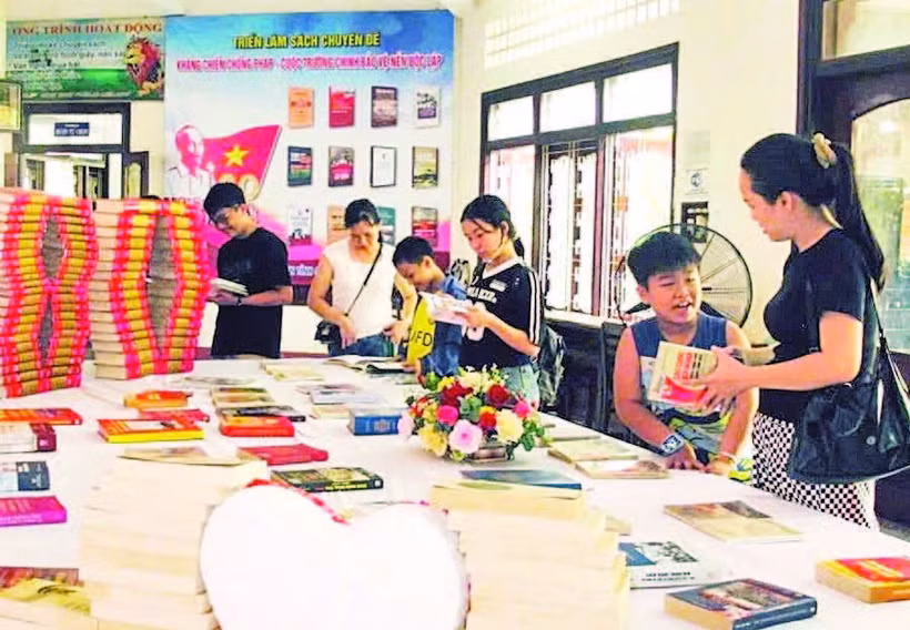 Một góc tại không gian trưng bày sách chủ đề “Mốc son lịch sử”.