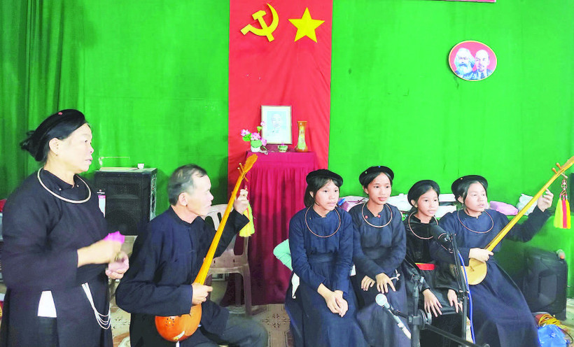Hòa tấu hát then, đàn tính các thế hệ ở Câu lạc bộ hát then, đàn tính xã Cát Tiên 3, tỉnh Lâm Đồng.