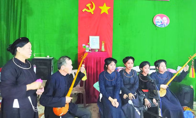 Hòa tấu hát then, đàn tính các thế hệ ở Câu lạc bộ hát then, đàn tính xã Cát Tiên 3, tỉnh Lâm Đồng.