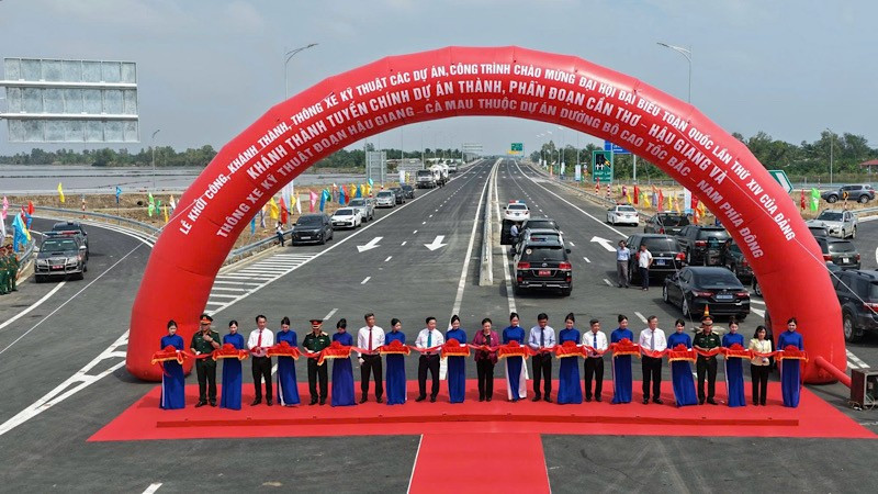 Các đại biểu cắt băng khánh thành, thông xe kỹ thuật cao tốc Cần Thơ-Cà Mau.