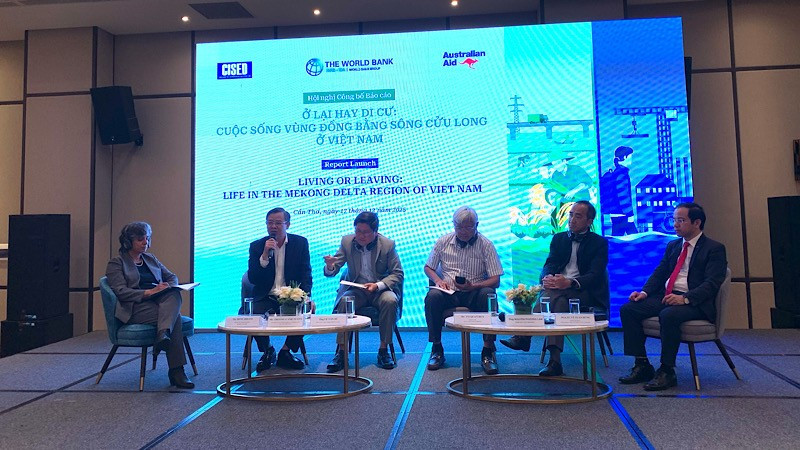 Các đại biểu thảo luận tại hội nghị.