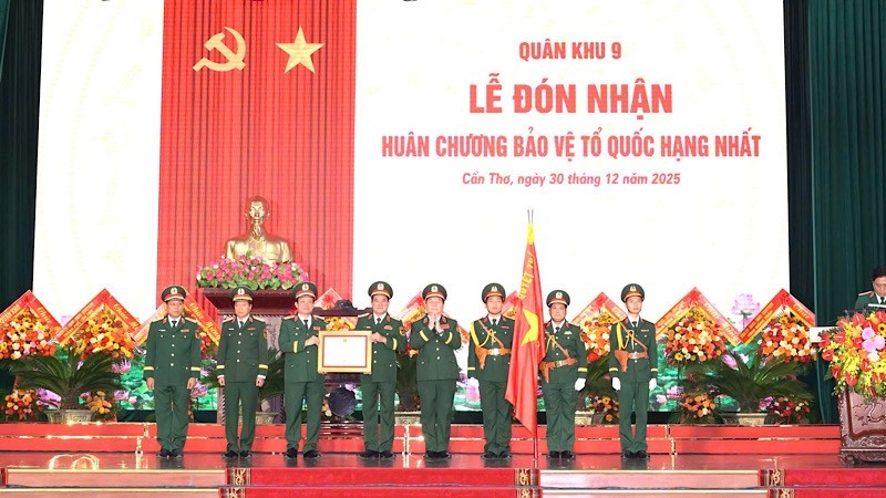 Đại tướng Nguyễn Trọng Nghĩa trao Huân chương Bảo vệ Tổ quốc hạng Nhất cho Quân khu 9.