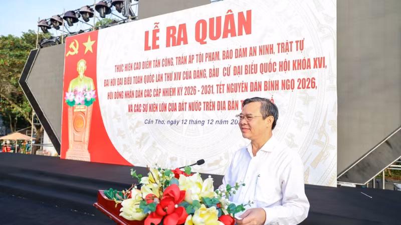 Chủ tịch Ủy ban nhân dân thành phố Trương Cảnh Tuyên phát biểu giao nhiệm vụ tại lễ ra quân.