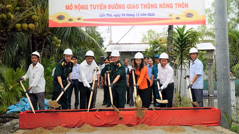 Khởi công nâng cấp, mở rộng tuyến giao thông nông thôn ở xã Trường Long trong lễ ra quân Tết Quân dân nằm 2026.