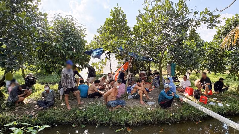 Các đối tượng bị bắt quả tang lắc tài xỉu ăn tiền.