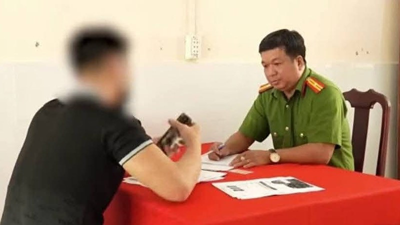 Công an làm việc với T đăng tin sai sự thật trên mạng xã hội.