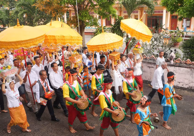 Lễ Dâng y của đồng bào Khmer thành phố Cần Thơ được gìn giữ phát huy giá trị văn hóa.