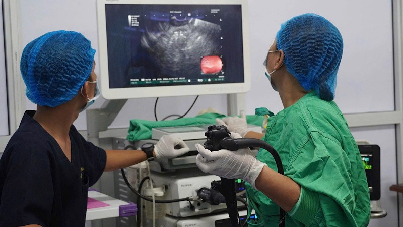 Ê-kíp nội soi đặt stent LAMS cho bệnh nhân. 