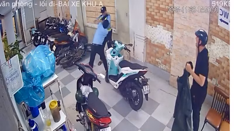 Hai bảo vệ (áo xanh) đánh nhau ở bãi giữ xe của quán hải sản. 