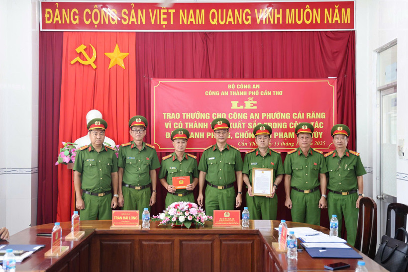 Lãnh đạo Công an thành phố Cần Thơ khen thưởng Công an phường Cái Răng có thành tích tốt trong phòng, chống ma túy.