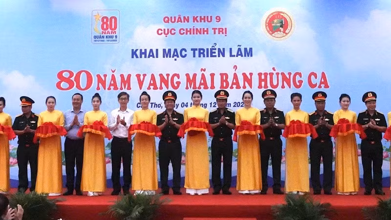 Lãnh đạo Quân khu 9 cắt băng khai mạc triển lãm.