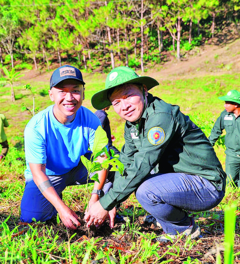 Lãnh đạo Ban Quản lý Vườn quốc gia Tà Đùng cùng các tình nguyện viên trồng cây phân tán vùng đệm.
