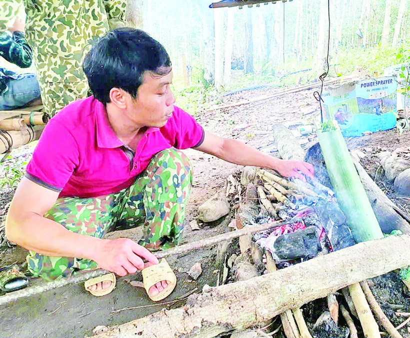 Món ăn ếch nấu lồ ô thường được người Giẻ Triêng nấu trên bếp lửa.