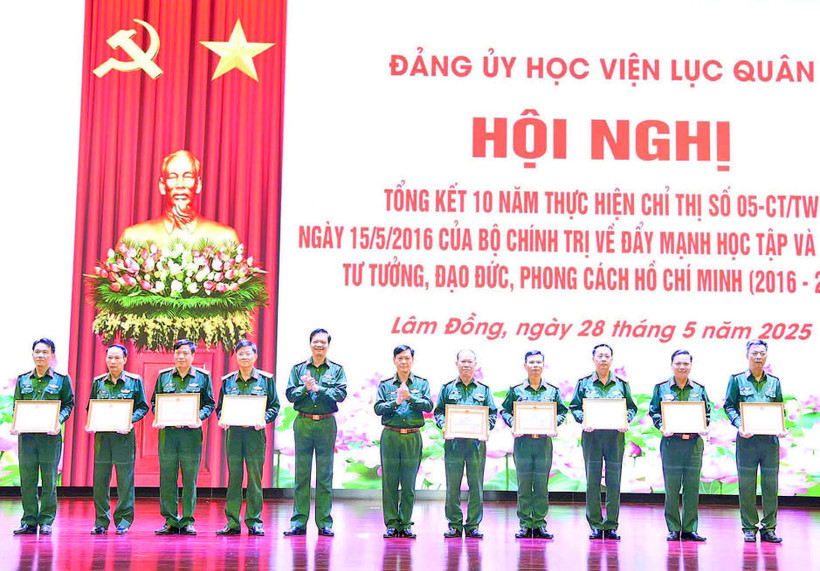 Đảng ủy Học viện Lục quân trao Bằng khen, Giấy khen tặng các tập thể, cá nhân đạt thành tích xuất sắc trong thực hiện Chỉ thị số 05.