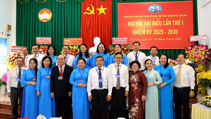 Lãnh đạo thành phố Cần Thơ chụp ảnh với Ban Chấp hành mới.