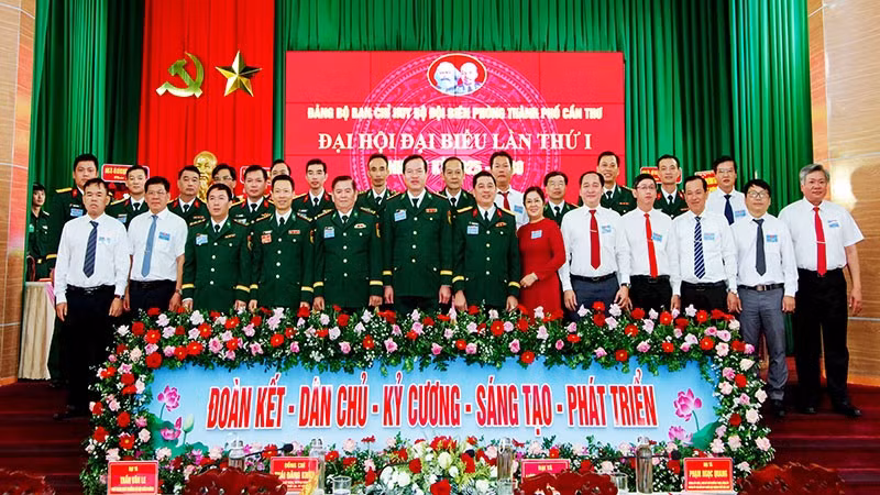 Các đại biểu chụp hình lưu niệm tại Đại hội.