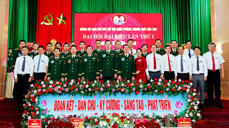 Các đại biểu chụp hình lưu niệm tại Đại hội.