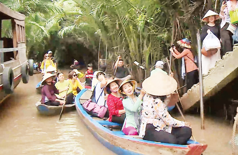 Trải nghiệm ngồi trên chiếc xuồng ba lá lênh đênh qua những kênh rạch chằng chịt được nhiều du khách thích thú.