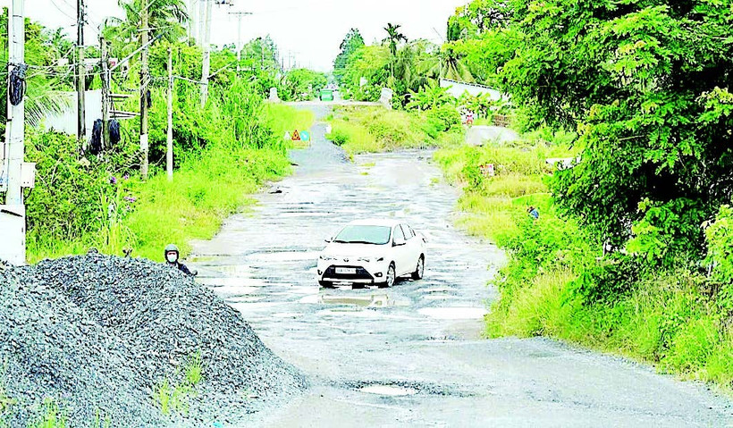 Tuyến đường Ninh Quới-Ngan Dừa do Ban Quản lý dự án đầu tư xây dựng các công trình giao thông Bạc Liêu làm chủ đầu tư đang chậm tiến độ.