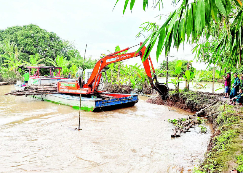Chính quyền và nhân dân khắc phục sự cố vỡ một đoạn cồn Sơn của thành phố Cần Thơ.
