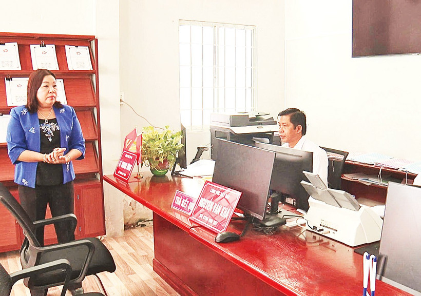 Bà Mã Thị Tươi, Phó Chủ tịch Thường trực Hội đồng nhân dân thành phố Cần Thơ kiểm tra hoạt động tại Trung tâm Phục vụ hành chính công xã Vị Thanh 1.