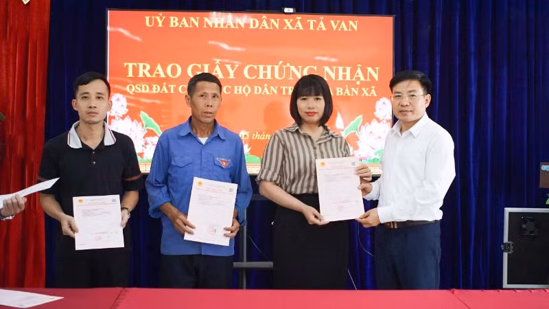 Lãnh đạo xã Tả Van trao Giấy chứng nhận quyền sở hữu đất cho các hộ dân.