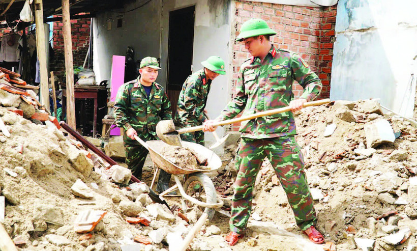 Cán bộ, chiến sĩ Trường Quân sự (Quân đoàn 34, tỉnh Gia Lai) hỗ trợ sửa chữa, xây dựng nhà cửa cho người dân sau bão lũ tại phường Ngô Mây.