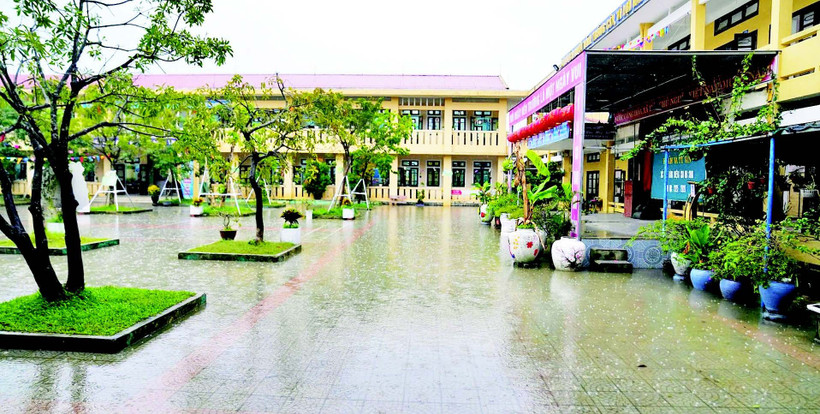 Mỗi khi mưa lớn hoặc triều cường, nhiều tuyến đường và khu dân cư quanh Trường tiểu học và trung học cơ sở Phú Tân (phường Thuận An, thành phố Huế) bị ngập sâu, khiến học sinh phải lội nước vào lớp học. (Ảnh QUỐC CƯỜNG)