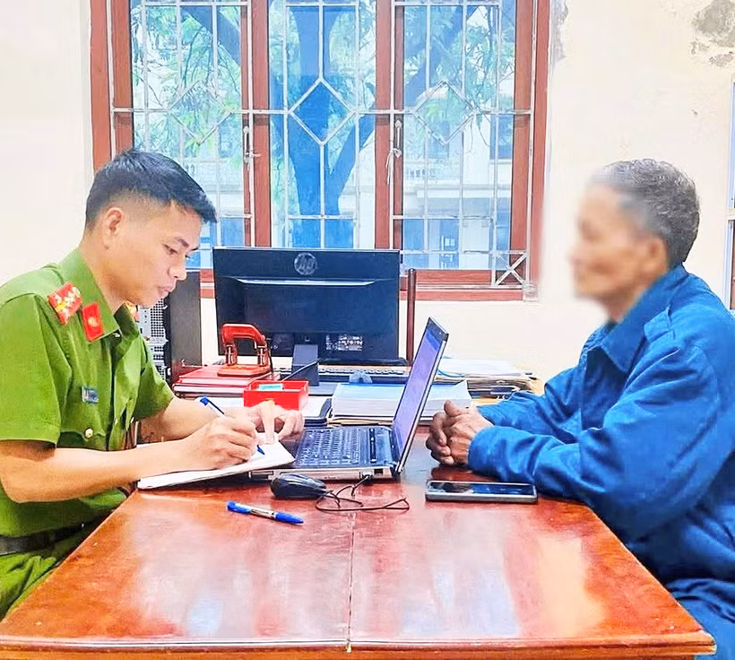 Cán bộ Công an tỉnh Hà Tĩnh tuyên truyền, ngăn chặn các hành vi lừa đảo.