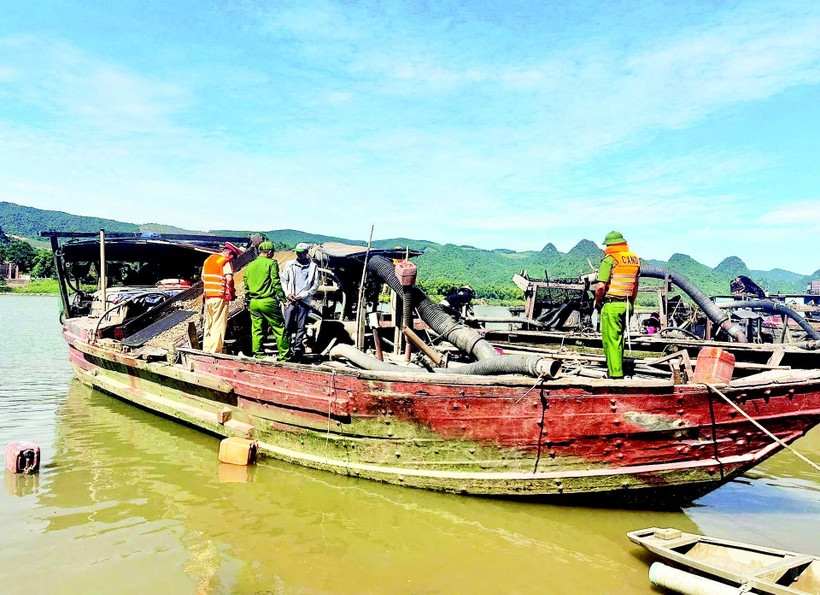 Lực lượng chức năng phát hiện tàu khai thác cát trái phép trên tuyến sông Gianh, địa phận thôn Thanh Châu, xã Tuyên Hóa, tỉnh Quảng Trị vào ngày 8/8.