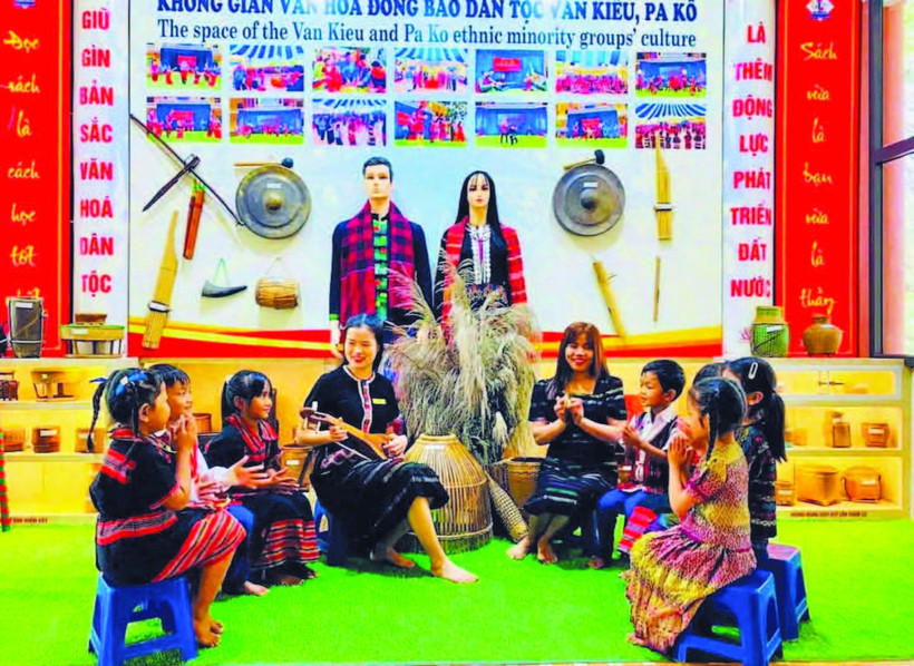 Giáo viên và học sinh Trường tiểu học và trung học cơ sở A Xing sử dụng nhạc cụ của người Vân Kiều, Pa Kô do trường sưu tầm, trưng bày để sinh hoạt văn hóa văn nghệ.