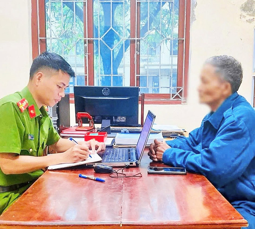 Cán bộ Công an tỉnh Hà Tĩnh tuyên truyền, ngăn chặn các hành vi lừa đảo.